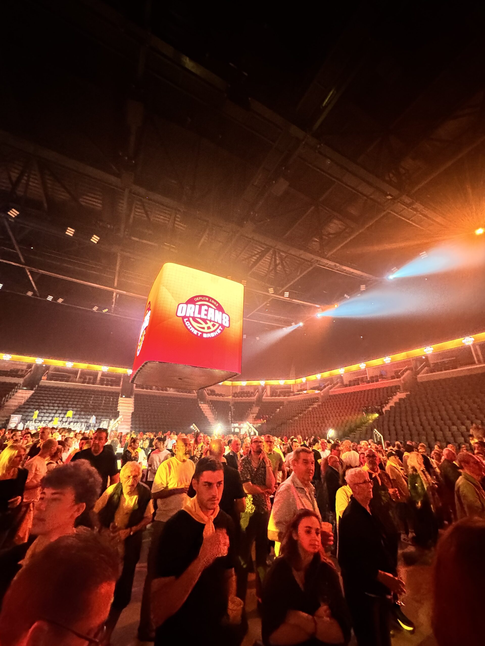 Ambiance de la salle CO'Met avec le cube Orléans Loiret Basket