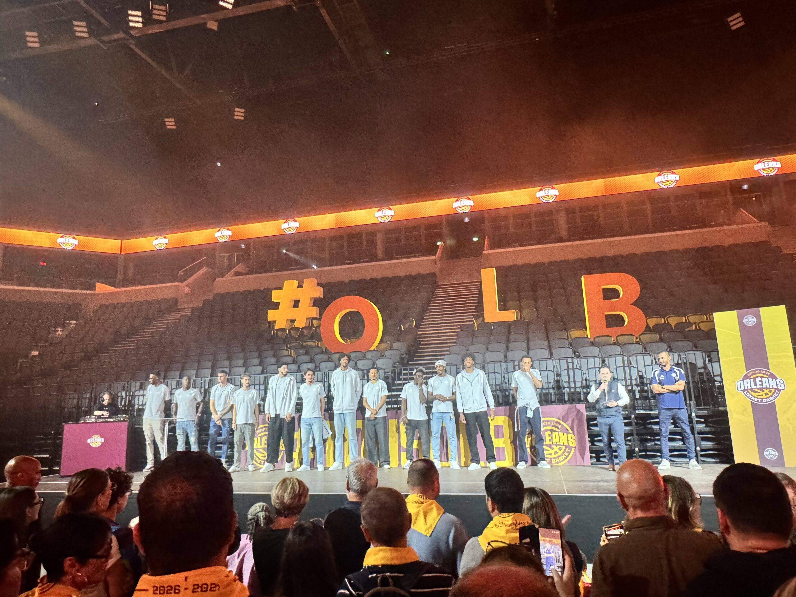 Présentation officielle de l'équipe de l'Orléans Loiret Basket sur scène